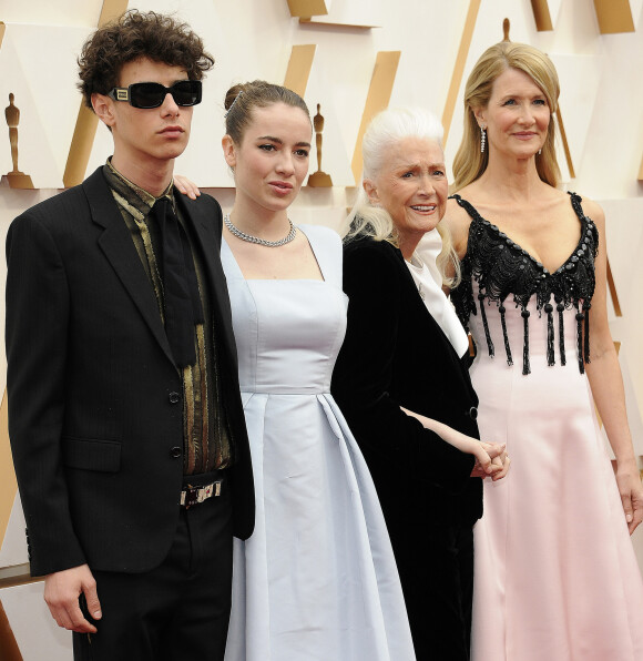 Laura Dern avec ses enfants Jaya Harper, Ellery Harper et sa mère Diane Ladd lors du photocall des arrivées de la 92ème cérémonie des Oscars 2019 au Hollywood and Highland à Los Angeles, Californie, Etats-Unis, le 9 février 2020.