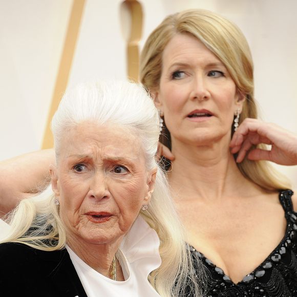 Laura Dern et sa mère Diane Ladd lors du photocall des arrivées de la 92ème cérémonie des Oscars 2019 au Hollywood and Highland à Los Angeles, Californie, Etats-Unis, le 9 février 2020.
