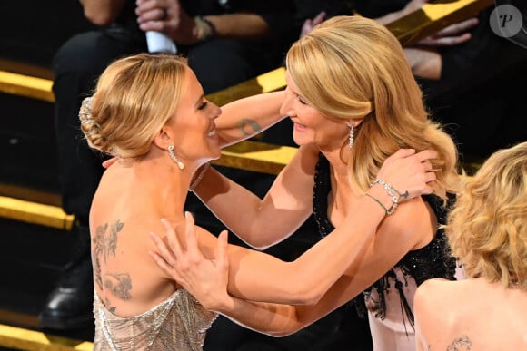 Laura Dern et Scarlett Johansson lors du photocall de la 92ème cérémonie des Oscars 2019 au Hollywood and Highland à Los Angeles, Californie, Etats-Unis, le 9 février 2020.