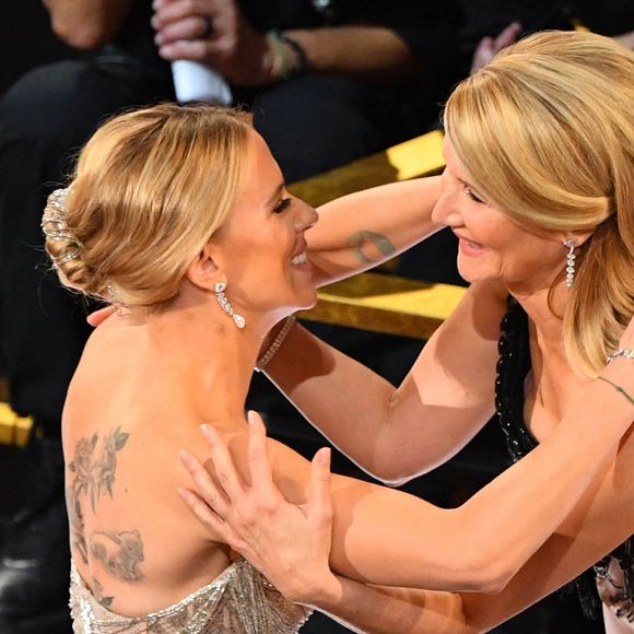 Laura Dern et Scarlett Johansson lors du photocall de la 92ème cérémonie des Oscars 2019 au Hollywood and Highland à Los Angeles, Californie, Etats-Unis, le 9 février 2020.