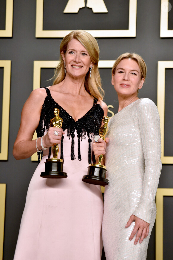 Renée Zellweger et Laura Dern lors de la 92ème cérémonie des Oscars 2019 au Hollywood and Highland à Los Angeles, Californie, Etats-Unis, le 9 février 2020.