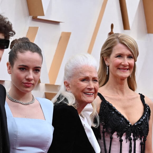 Laura Dern en famille lors de la 92ème cérémonie des Oscars 2019 au Hollywood and Highland à Los Angeles, Californie, Etats-Unis, le 9 février 2020.