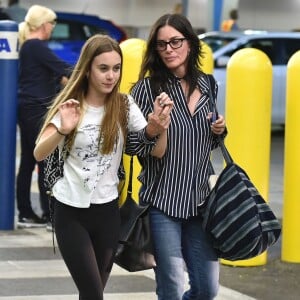 Exclusif - Courteney Cox arrive avec sa fille Coco Arquette à l'aéroport de Miami, le 30 mars 2017, pour une petite escapade.