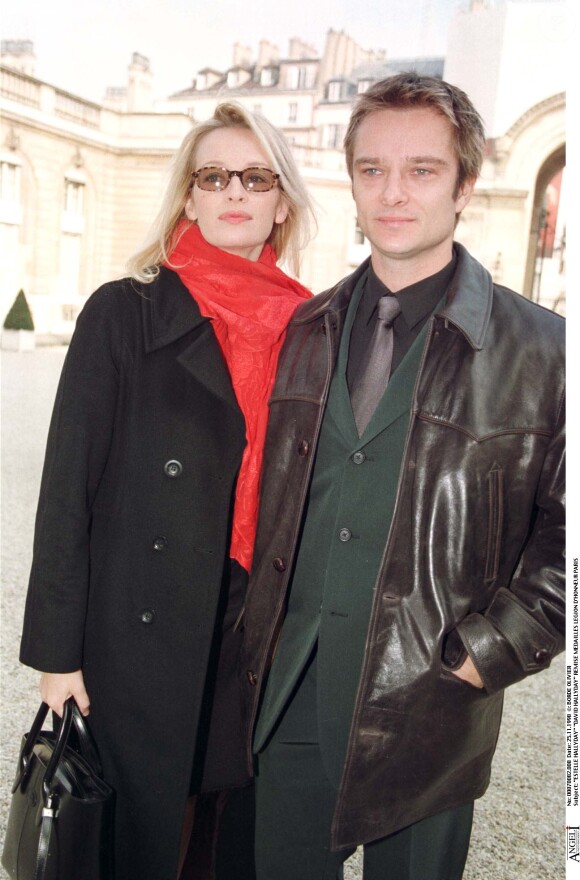 Estelle Lefébure et David Hallyday lors de la remise des médailles de la légion d'honneur à Paris le 25 novembre 1998.