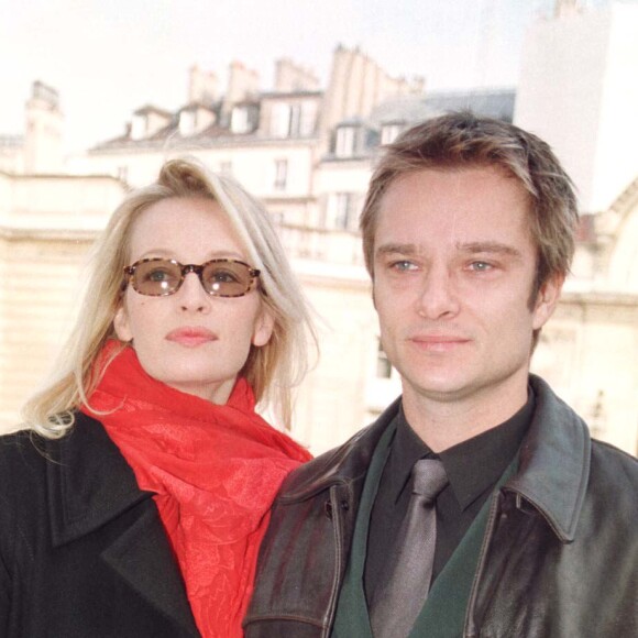 Estelle Lefébure et David Hallyday lors de la remise des médailles de la légion d'honneur à Paris le 25 novembre 1998.