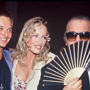 David Hallyday Estelle Lefébure et Karl Lagerfeld lors d'un défilé de mode à Paris en 1993.