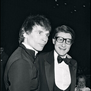 Yves Saint Laurent avec Rudolf Noureev lors de la soirée pour le 20e anniversaire de sa collection, le 28 janvier 1982.