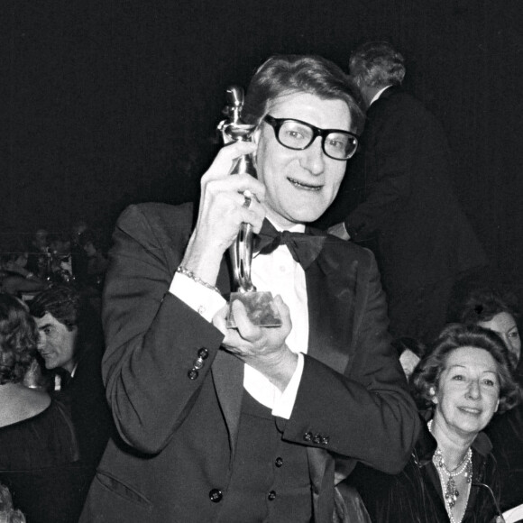 Yves Saint Laurent lors de la soirée pour le 20e anniversaire de sa première collection avec le prix "Internation Fashion Awards" qui vient de lui être décerné le 28 janvier 1982