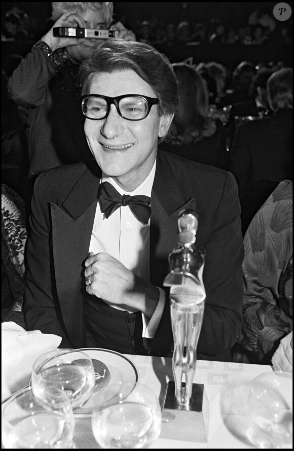 Yves Saint Laurent lors de la soirée pour le 20e anniversaire de sa première collection avec le prix "Internation Fashion Awards" qui vient de lui être décerné le 28 janvier 1982