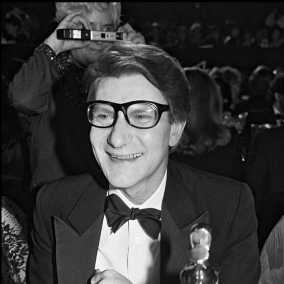 Yves Saint Laurent lors de la soirée pour le 20e anniversaire de sa première collection avec le prix "Internation Fashion Awards" qui vient de lui être décerné le 28 janvier 1982