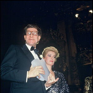Yves Saint Laurent et Catherine Deneuve aux Oscars de la Mode à Paris le 24 octobre 1985.