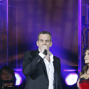 Hélène Ségara et Garou (Notre-Dame de Paris) - Concert hommage à Bercy, à Paris, le 18 décembre 2011.