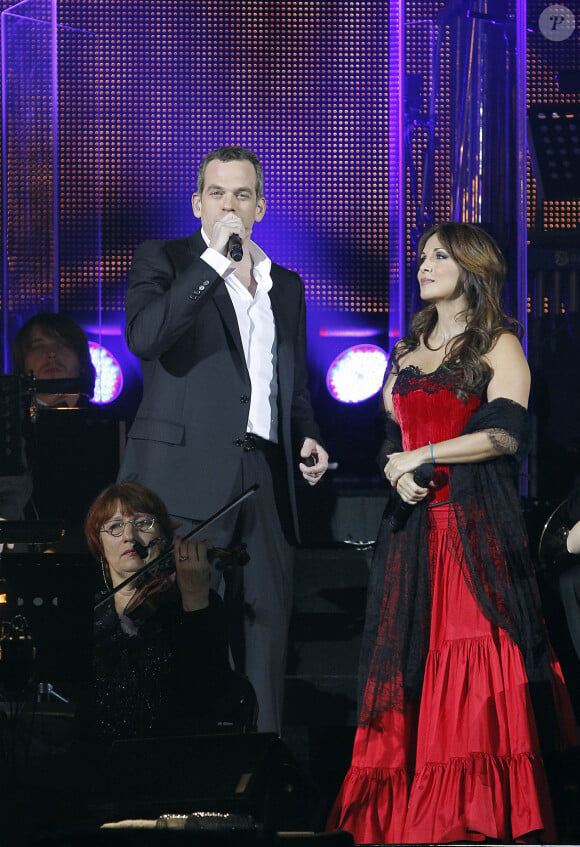 Hélène Ségara et Garou (Notre-Dame de Paris) - Concert hommage à Bercy, à Paris, le 18 décembre 2011.