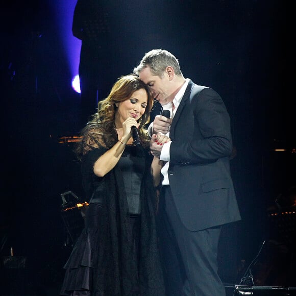 Hélène Ségara et Garou (Notre-Dame de Paris) - Concert hommage à Bercy, à Paris, le 18 décembre 2011.