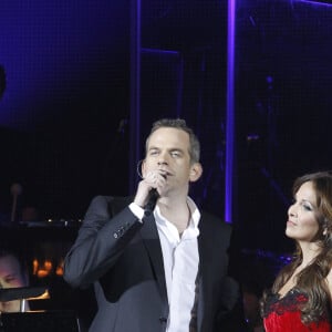 Hélène Ségara et Garou (Notre-Dame de Paris) - Concert hommage à Bercy, à Paris, le 18 décembre 2011.