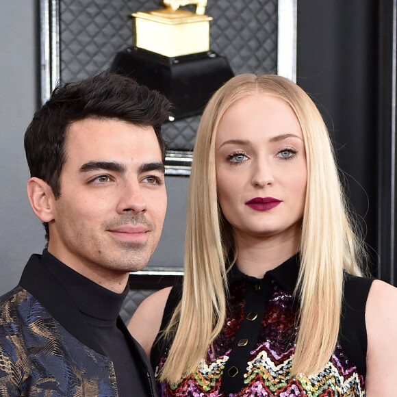 Joe Jonas et Sophie Turner lors de la 62e cérémonie des Grammy Awards à Los Angeles, le 26 janvier 2020. En février 2020, il est révélé que le couple attend son premier enfant.