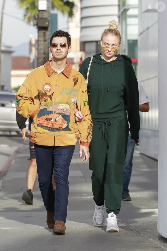 Joe Jonas et Sophie Turner lors d'un déjeuner en amoureux dans le quartier de Beverly Hills à Los Angeles, le 24 janvier 2020. En février 2020, il est révélé que le couple attend son premier enfant.