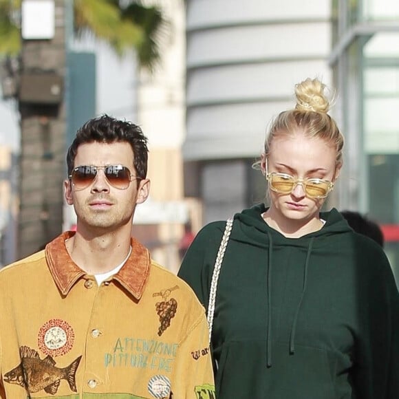 Joe Jonas et Sophie Turner lors d'un déjeuner en amoureux dans le quartier de Beverly Hills à Los Angeles, le 24 janvier 2020. En février 2020, il est révélé que le couple attend son premier enfant.