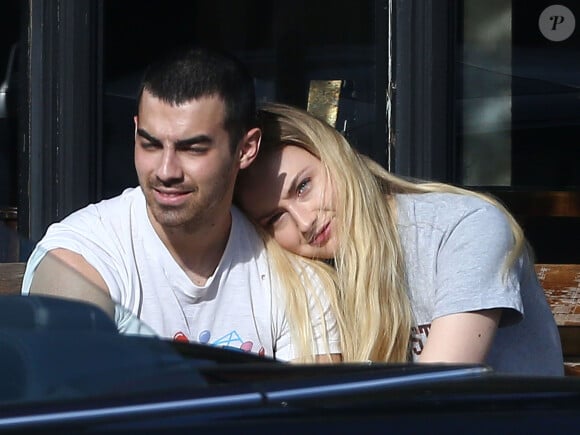 Exclusif - Joe Jonas et Sophie Turner dans les rues de Los Angeles, le 2 avril 2017. En février 2020, il est révélé que le couple attend son premier enfant.