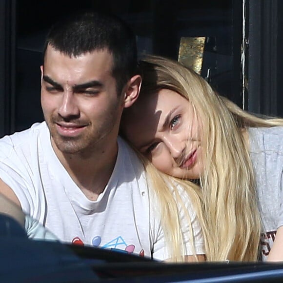 Exclusif - Joe Jonas et Sophie Turner dans les rues de Los Angeles, le 2 avril 2017. En février 2020, il est révélé que le couple attend son premier enfant.