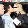 Joe Jonas et sa femme Sophie Turner s'embrassent à Los Angeles, le 22 janvier 2020. En février 2020, il est révélé que le couple attend son premier enfant.