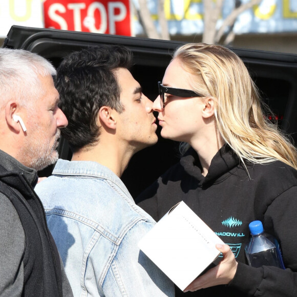 Joe Jonas et sa femme Sophie Turner sont allés déjeuner avec un ami au restaurant Sweet Butter à Los Angeles, le 22 janvier 2020  Joe Jonas and wifey Sophie Turner arrive and take a seat for a lunch date at Sweet Butter in Los Angeles. Joe kept things cool in a denim jacket meanwhile Sophie kept things toned down in a black sweatsuit - 22nd january 202022/01/2020 - Los Angeles