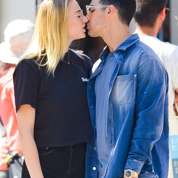 Exclusif - Sophie Turner et Joe Jonas se promènent en amoureux à New York, le 29 août 2019. En février 2020, il est révélé que le couple attend son premier enfant.