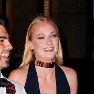 Joe Jonas et Sophie Turner à la cérémonie des MTV Video Music Awards à Newark dans le New Jersey, le 26 août 2019. En février 2020, il est révélé que le couple attend son premier enfant.