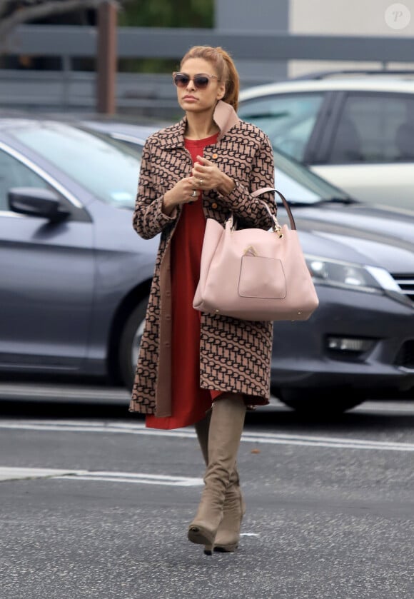 Exclusif - Eva Mendes dans la rue à Los Angeles avec une boisson à la main le 21 janvier 2020.