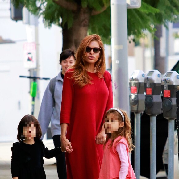 Exclusif - Eva Mendes fait du shopping avec ses filles Esmeralda et Amada dans les rues de Los Angeles, le 11 décembre 2019.