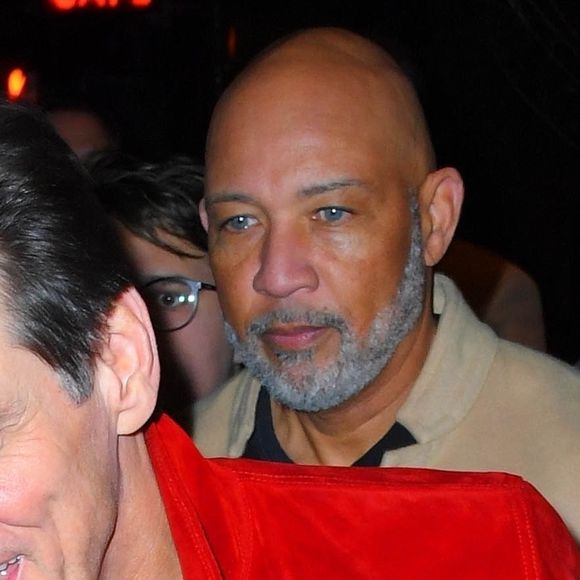 Jim Carrey est assailli par ses fans à la sortie de l'hôtel The Mercer à New York, le 4 février 2020.