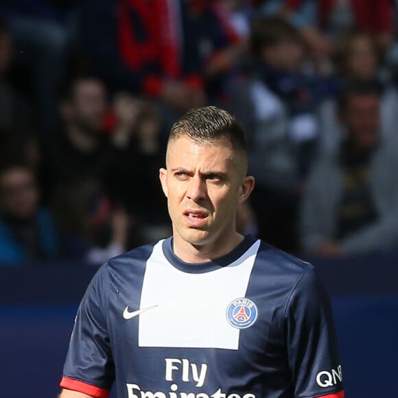 Jérémy Ménez - Emilie Nefnaf (Nef Naf) avec sa fille Maëlla assistent au match de football Psg (3) contre Reims (0) au Parc des Princes à Paris le 5 avril 2014. Emilie Nefnaf (Nef Naf) est en couple avec le joueur du PSG Jérémy Ménez.