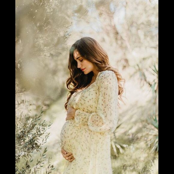 Charlotte Pirroni dévoile son "baby bump" sur Instagram.