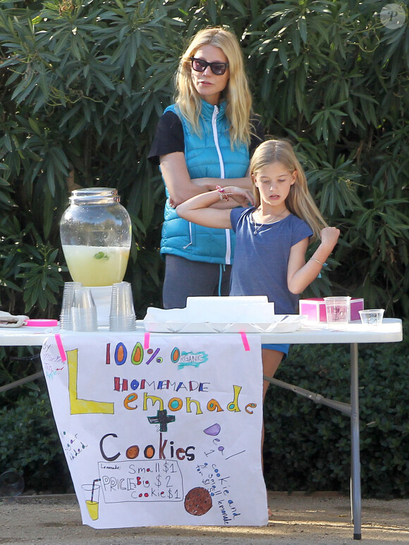 Exclusif - Gwyneth Paltrow aide ses enfants Moses et Apple a vendre de la limonade et des cookies pour le quartier de Pacific Palisades le 6 janvier 2014