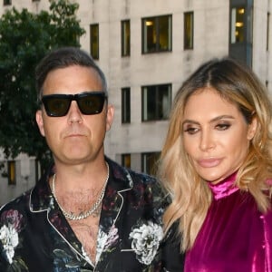 Naissance - Robbie Williams est papa pour la quatrième fois - Robbie Williams et sa femme Ayda Field arrivent au club "Annabel's" pour l'anniversaire de L. Silverman. Londres, le 25 juillet 2018.