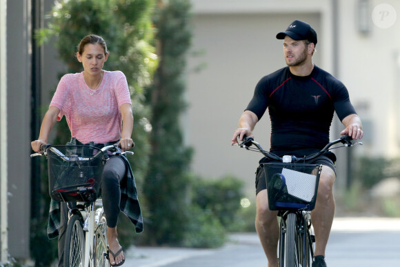 Exclusif - Kellan Lutz et sa compagne Brittany Gonzales se promènenet à vélo à Los Angeles le 23 août 2018.