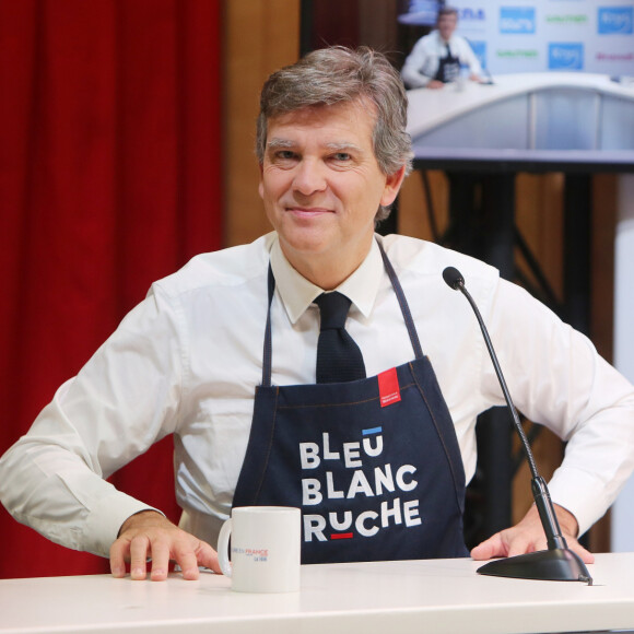 Arnaud Montebourg présente son miel au public pendant le salon Made in France à Paris le 8 novembre 2019. © Jonathan Rebboah/Panoramic/Bestimage