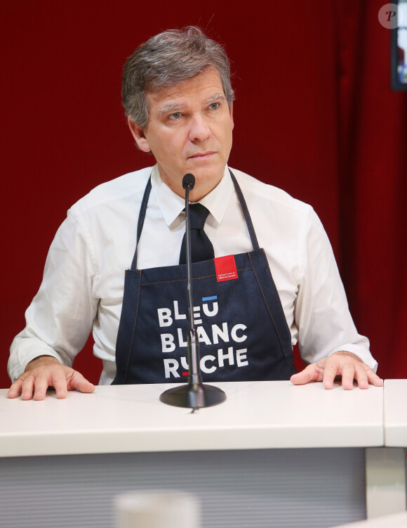 Arnaud Montebourg présente son miel au public pendant le salon Made in France à Paris le 8 novembre 2019. © Jonathan Rebboah/Panoramic/Bestimage