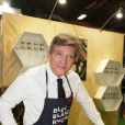Arnaud Montebourg présente son miel au public pendant le salon Made in France à Paris le 8 novembre 2019. © Jonathan Rebboah/Panoramic/Bestimage