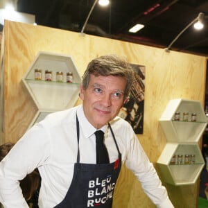 Arnaud Montebourg présente son miel au public pendant le salon Made in France à Paris le 8 novembre 2019. © Jonathan Rebboah/Panoramic/Bestimage