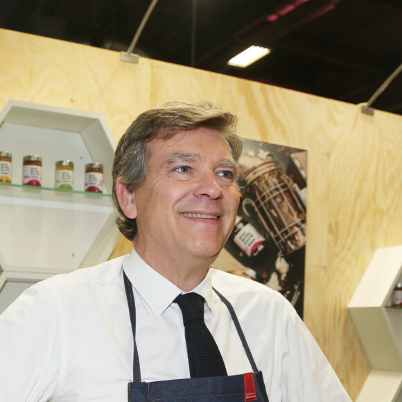 Arnaud Montebourg présente son miel au public pendant le salon Made in France à Paris le 8 novembre 2019. © Jonathan Rebboah/Panoramic/Bestimage