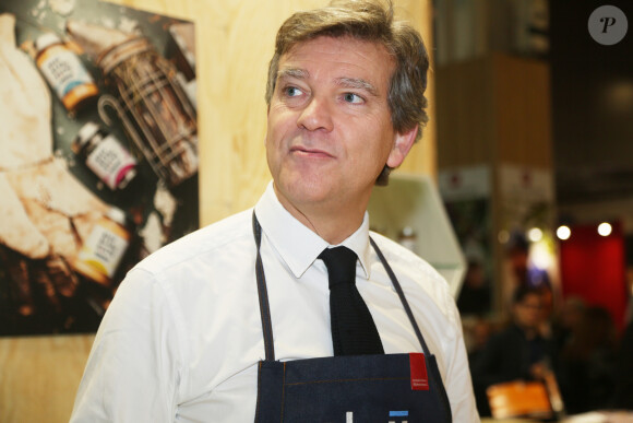 Arnaud Montebourg présente son miel au public pendant le salon Made in France à Paris le 8 novembre 2019. © Jonathan Rebboah/Panoramic/Bestimage