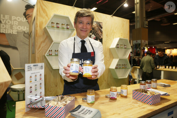 Arnaud Montebourg présente son miel au public pendant le salon Made in France à Paris le 8 novembre 2019. © Jonathan Rebboah/Panoramic/Bestimage