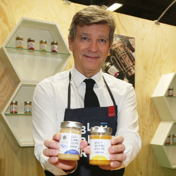 Arnaud Montebourg présente son miel au public pendant le salon Made in France à Paris le 8 novembre 2019. © Jonathan Rebboah/Panoramic/Bestimage