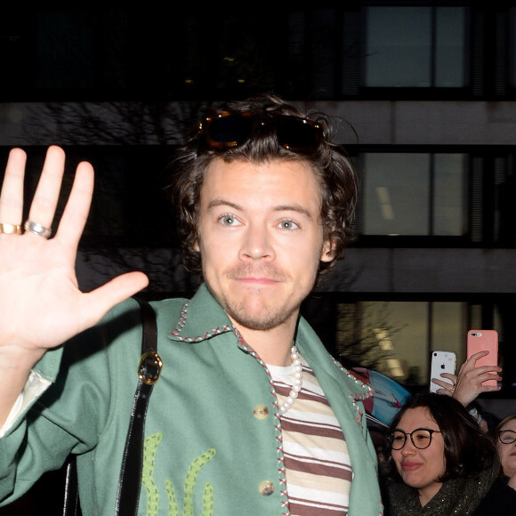Harry Styles devant les locaux de BBC Radio 2 à Londres, de bonne heure le 14 février 2020, où il participait à l'émission matinale Zoe Ball's Breakfast Show.
