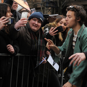 Harry Styles devant les locaux de BBC Radio 2 à Londres, de bonne heure le 14 février 2020, où il participait à l'émission matinale Zoe Ball's Breakfast Show.