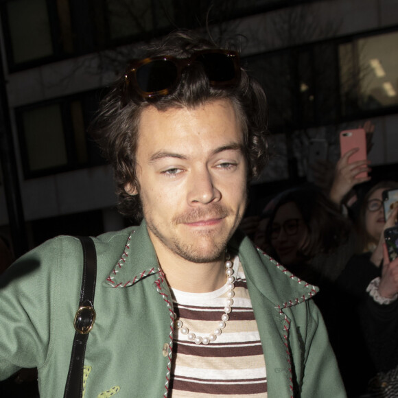 Harry Styles devant les locaux de BBC Radio 2 à Londres, de bonne heure le 14 février 2020, où il participait à l'émission matinale Zoe Ball's Breakfast Show.