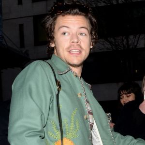 Harry Styles devant les locaux de BBC Radio 2 à Londres, de bonne heure le 14 février 2020, où il participait à l'émission matinale Zoe Ball's Breakfast Show.