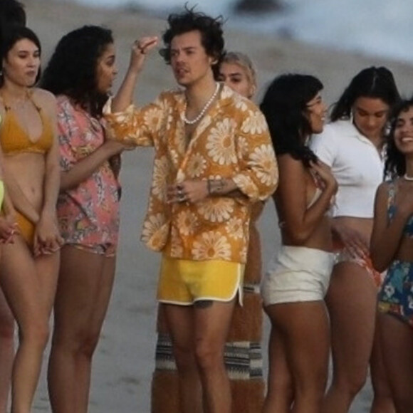 Exclusif - Harry Styles lors du tournage d'un clip sur la plage à Malibu le 29 janvier 2020.