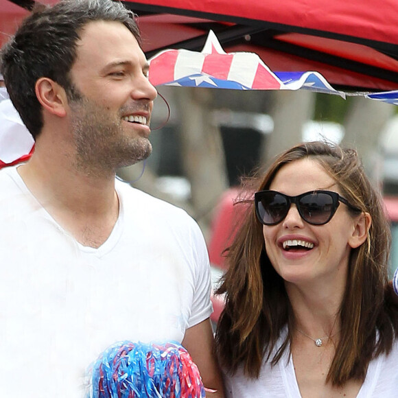 Ben Affleck et Jennifer Garner et leur fille Seraphina regardent la parade du 4 juillet à Pacific Palisades. Leur deuxième fille, Violet, défile.